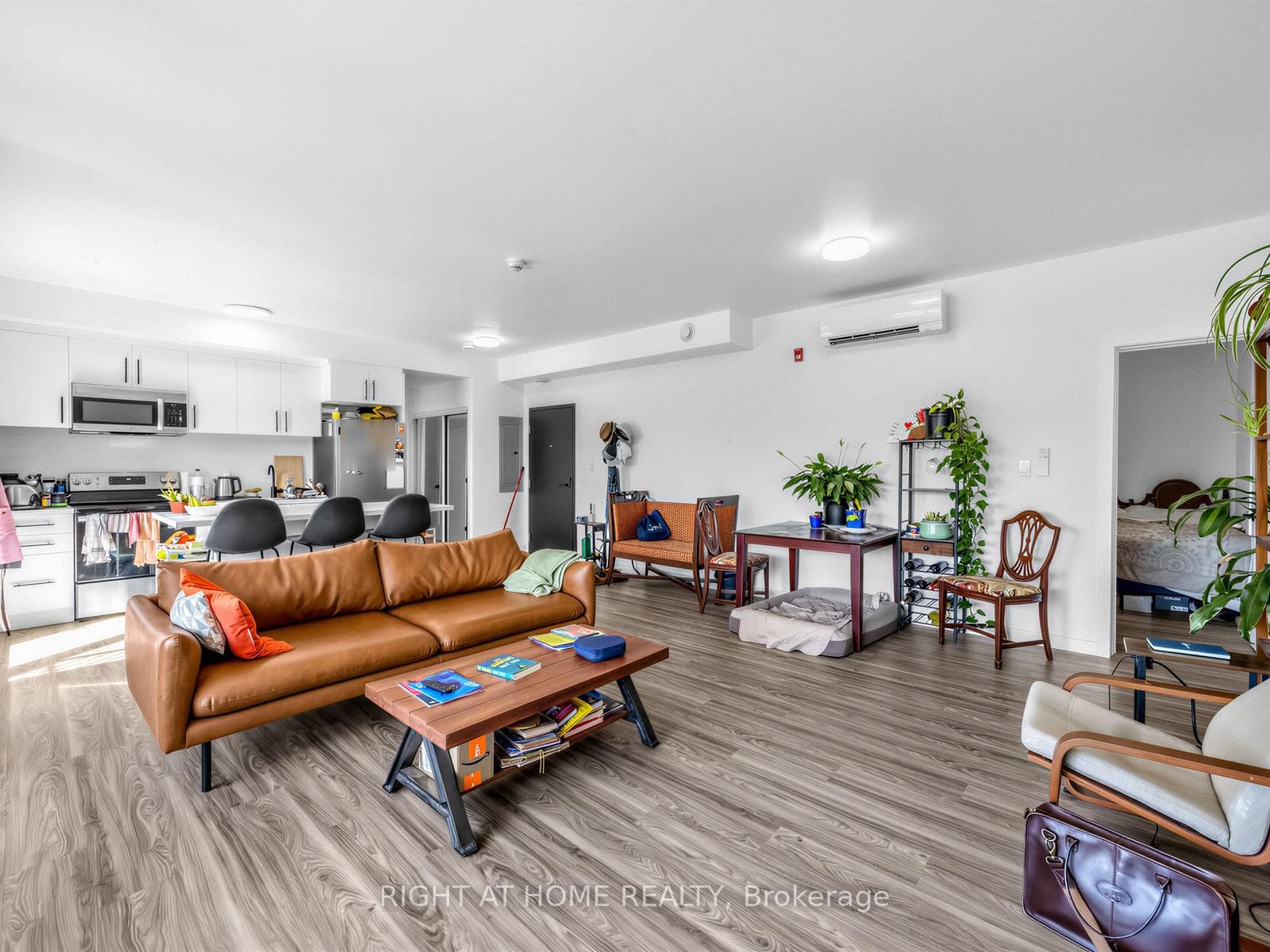 148 Glenlake Avenue Unit #8 photo 4