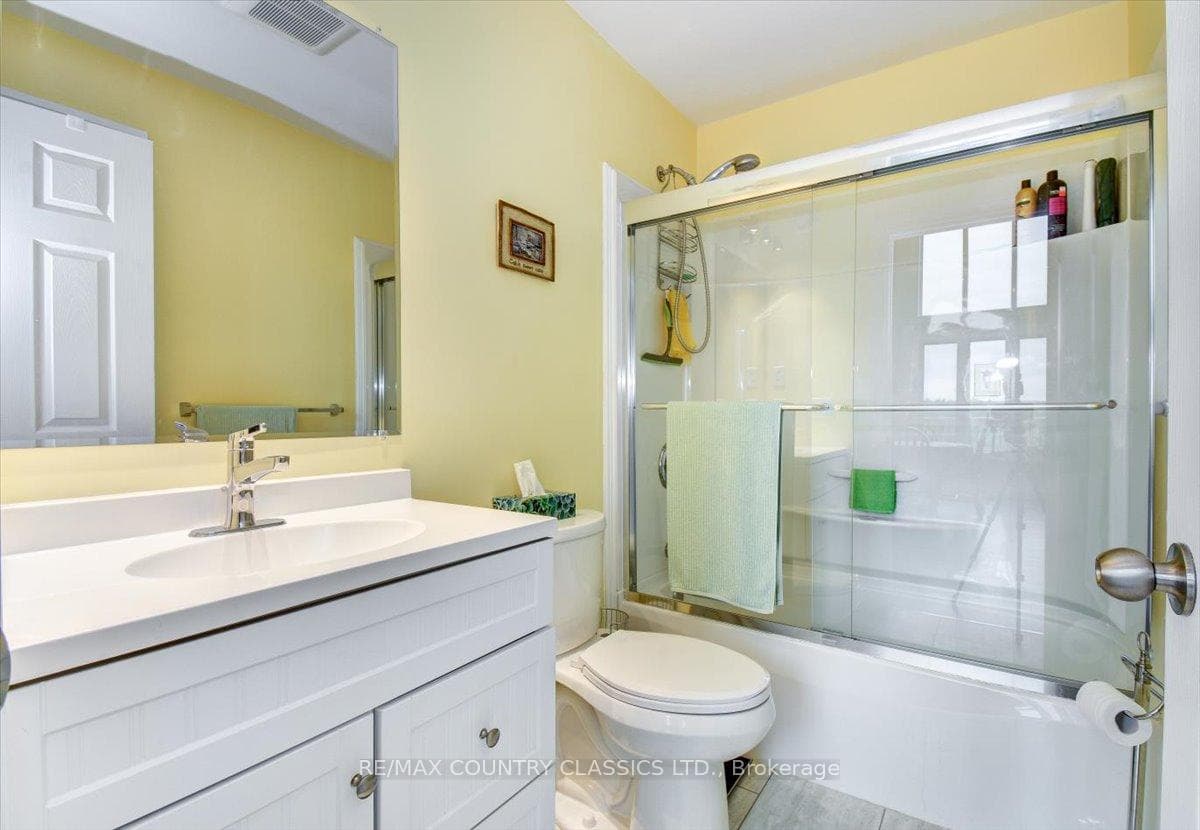 4 pc Bath Main Floor