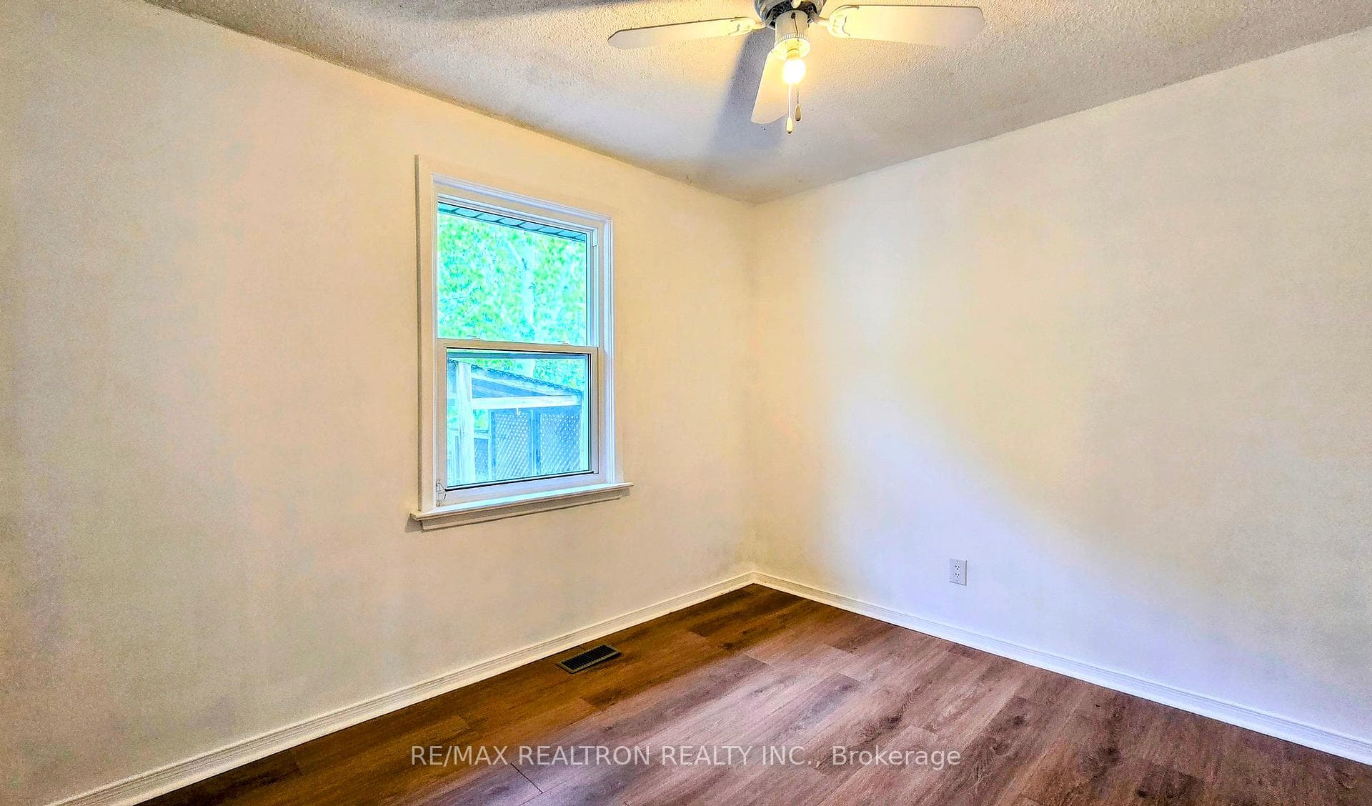 105 Humber Crescent photo 18