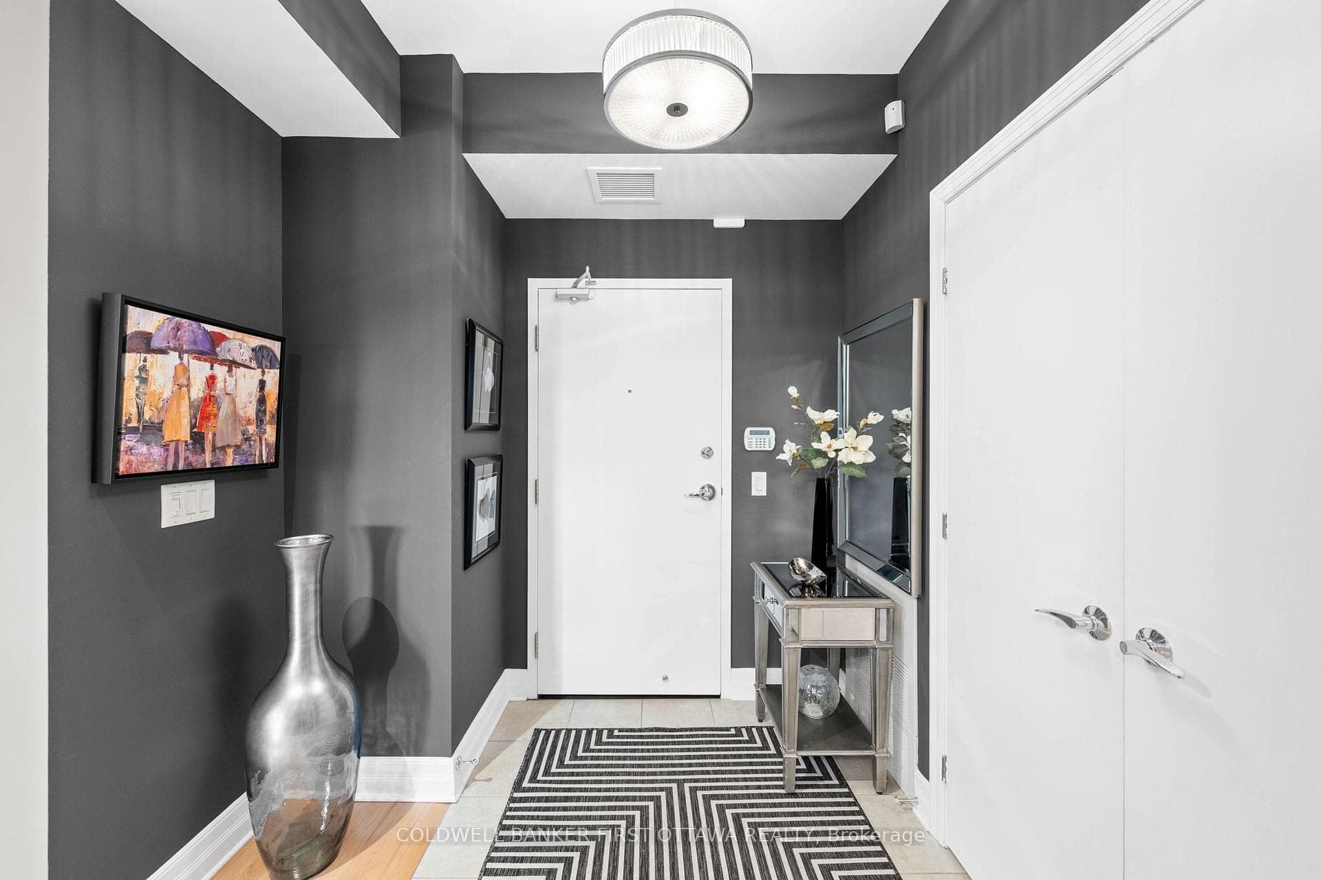 Unit 1006 welcoming entry way w/ tiled flooring.