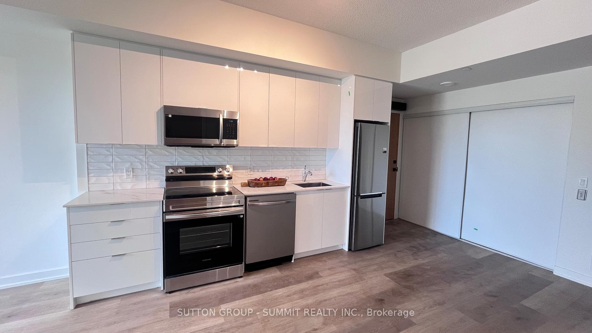 33 ERIE Avenue Unit 402 photo 21