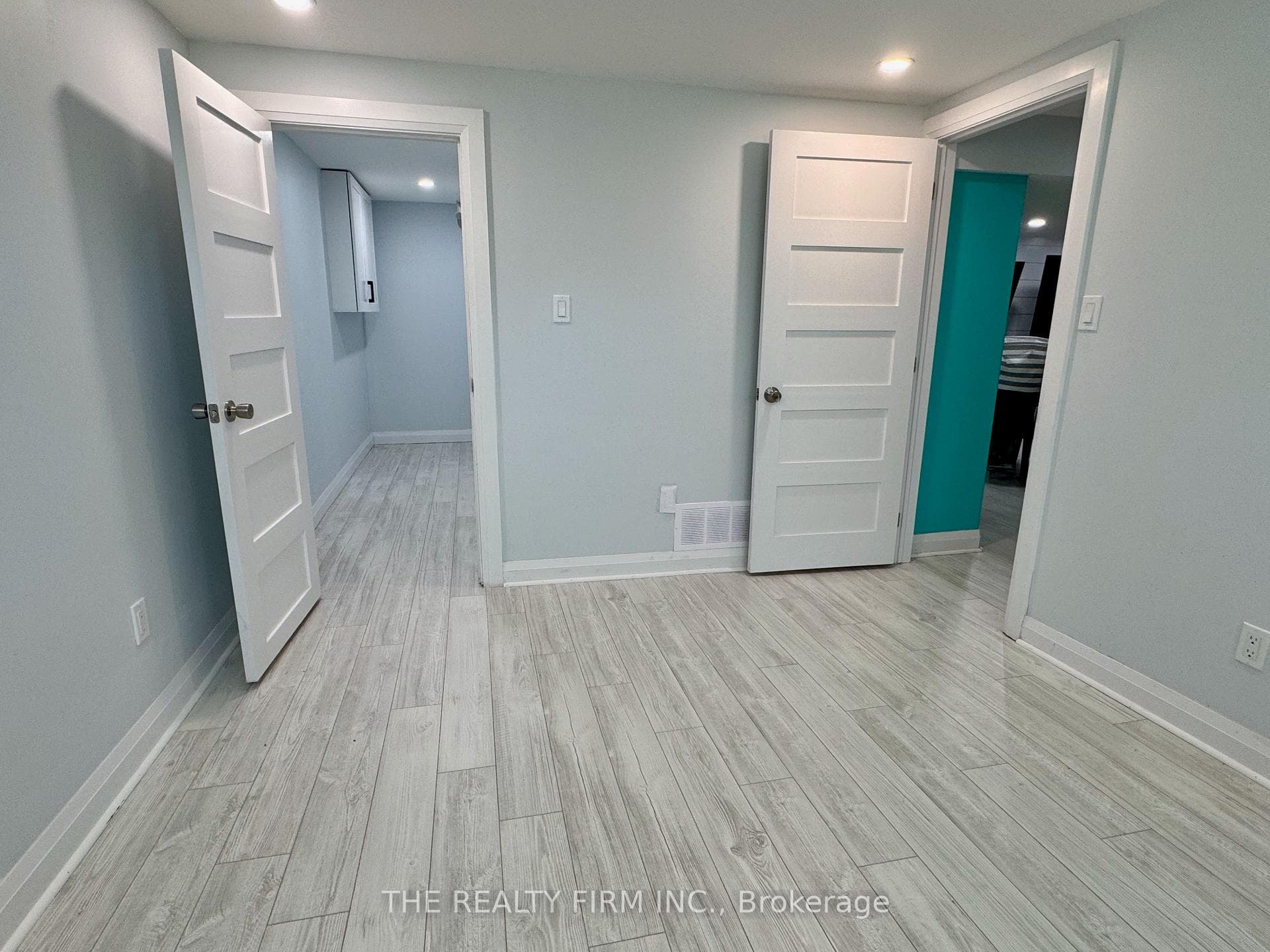 571 Everglade Crescent photo 22