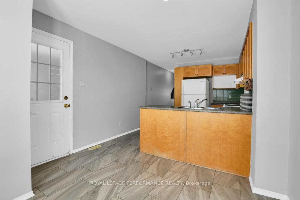 870 Longfields Drive photo 19