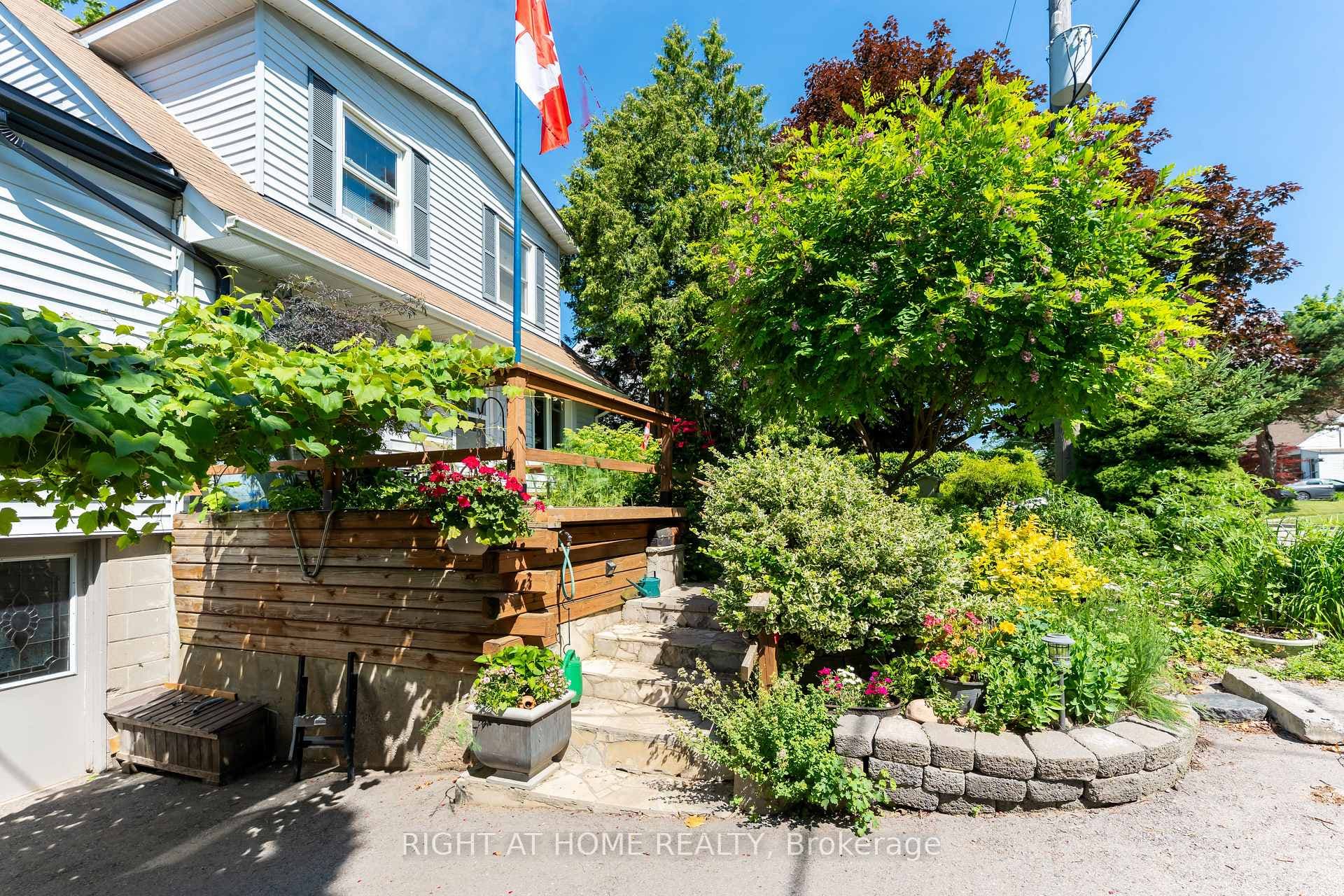 30 Allister Avenue photo 4