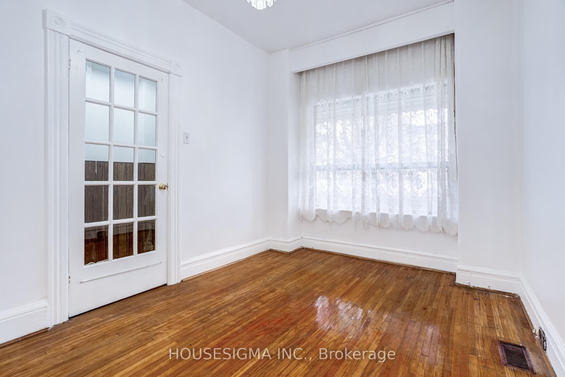 726 Adelaide Street photo 7