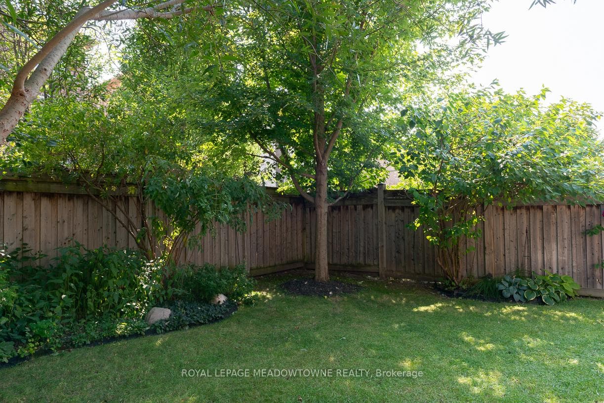 84 Reynolds Crescent photo 3
