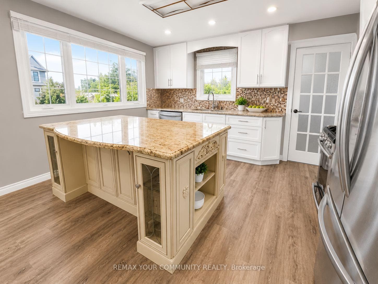 211 James Street photo 3