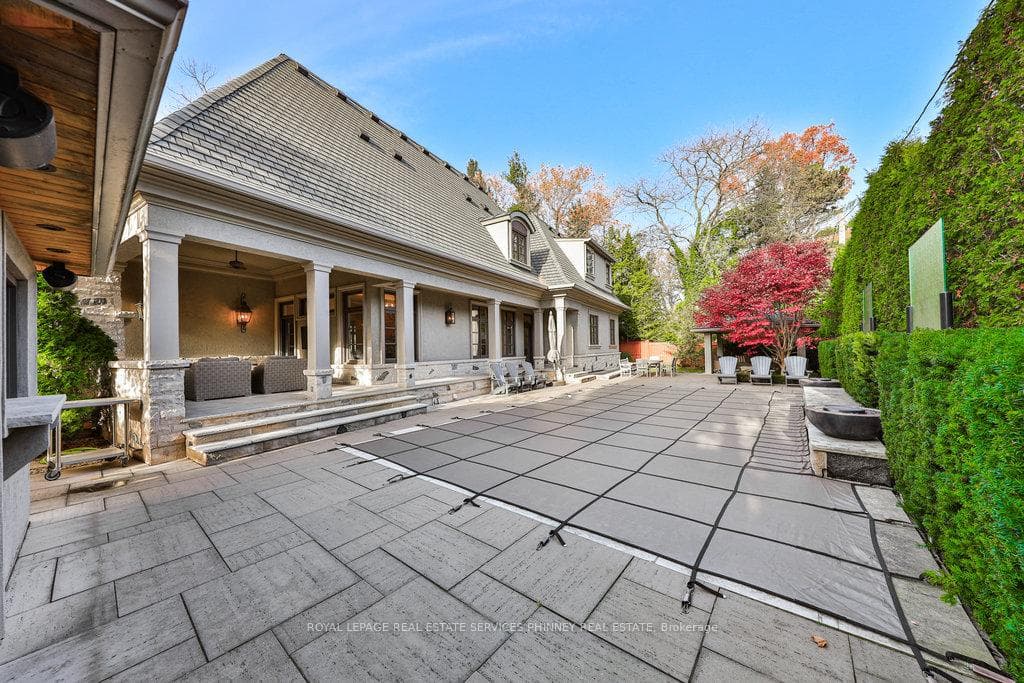241 Roseland Crescent photo 35
