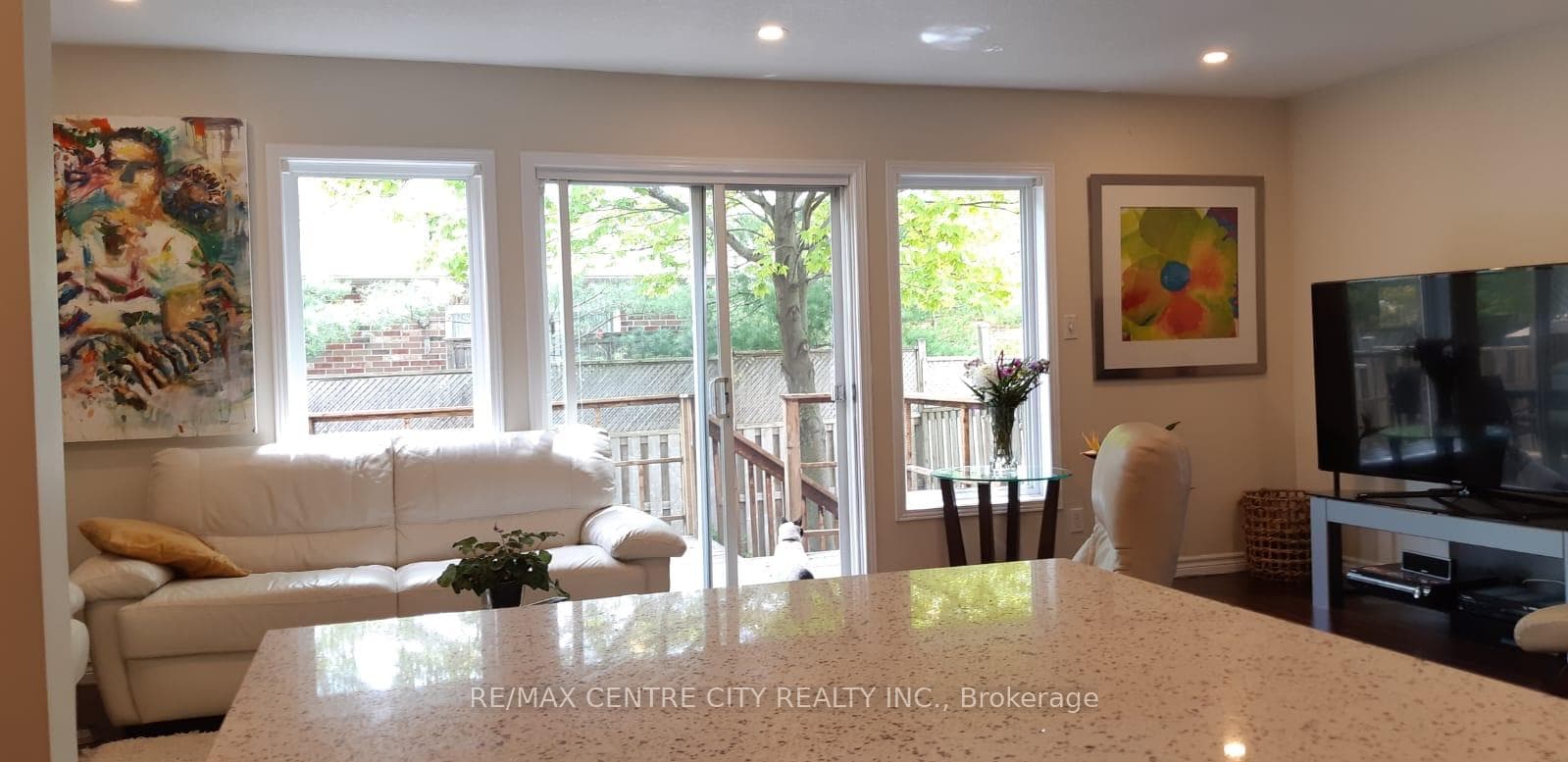 667 Silversmith Street photo 2