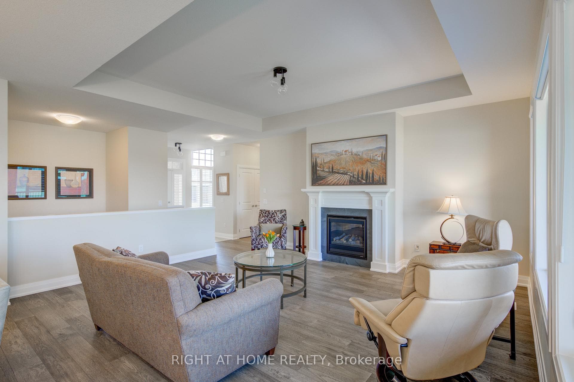 2043 LOCKWOOD Crescent photo 9
