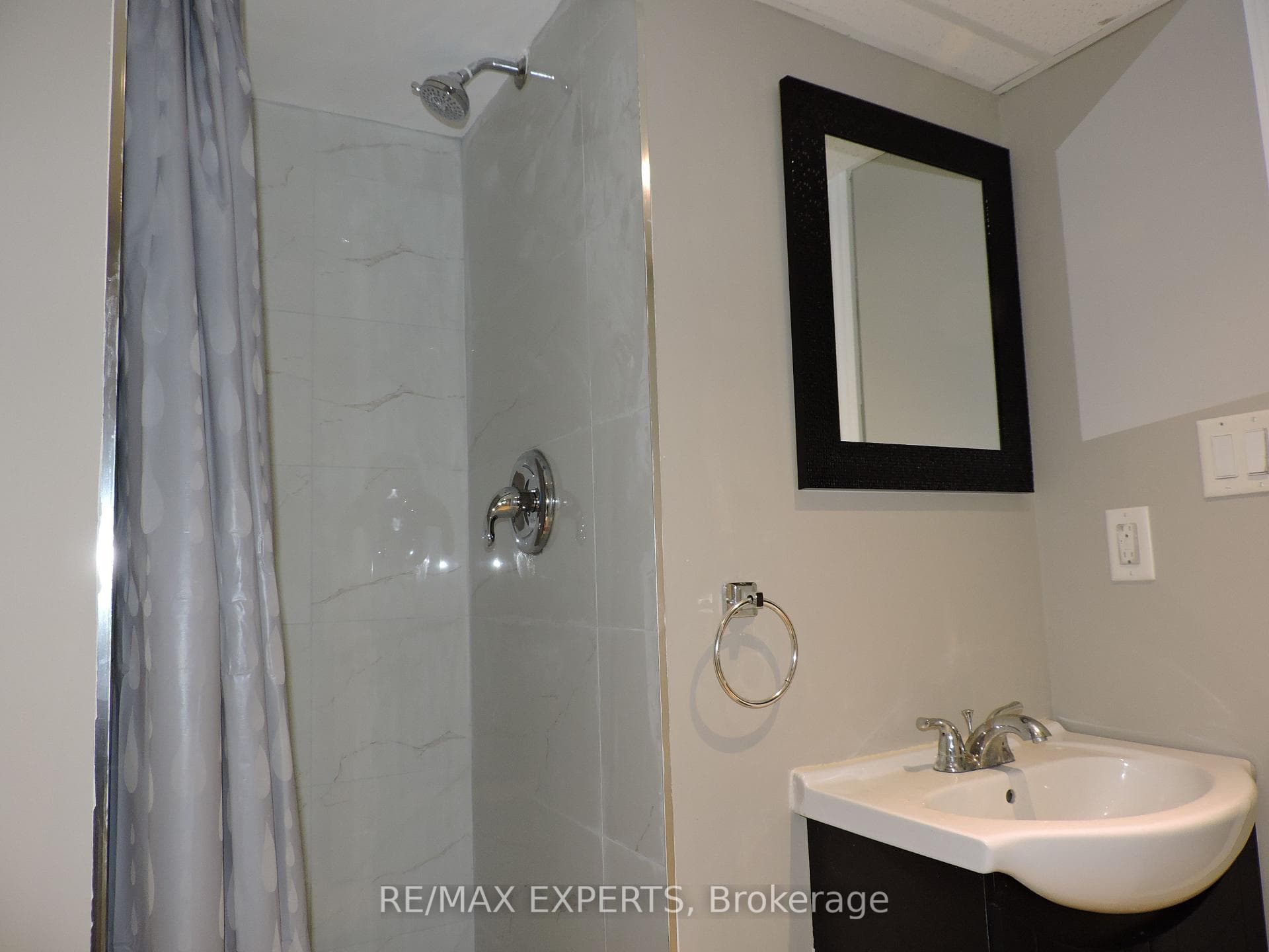 126 LONGFORD Drive photo 11