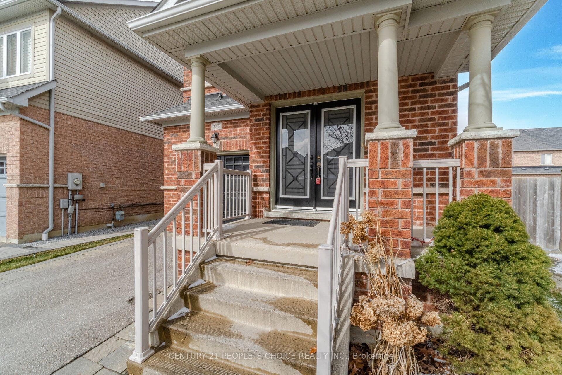 90 Vera Lynn Crescent photo 3