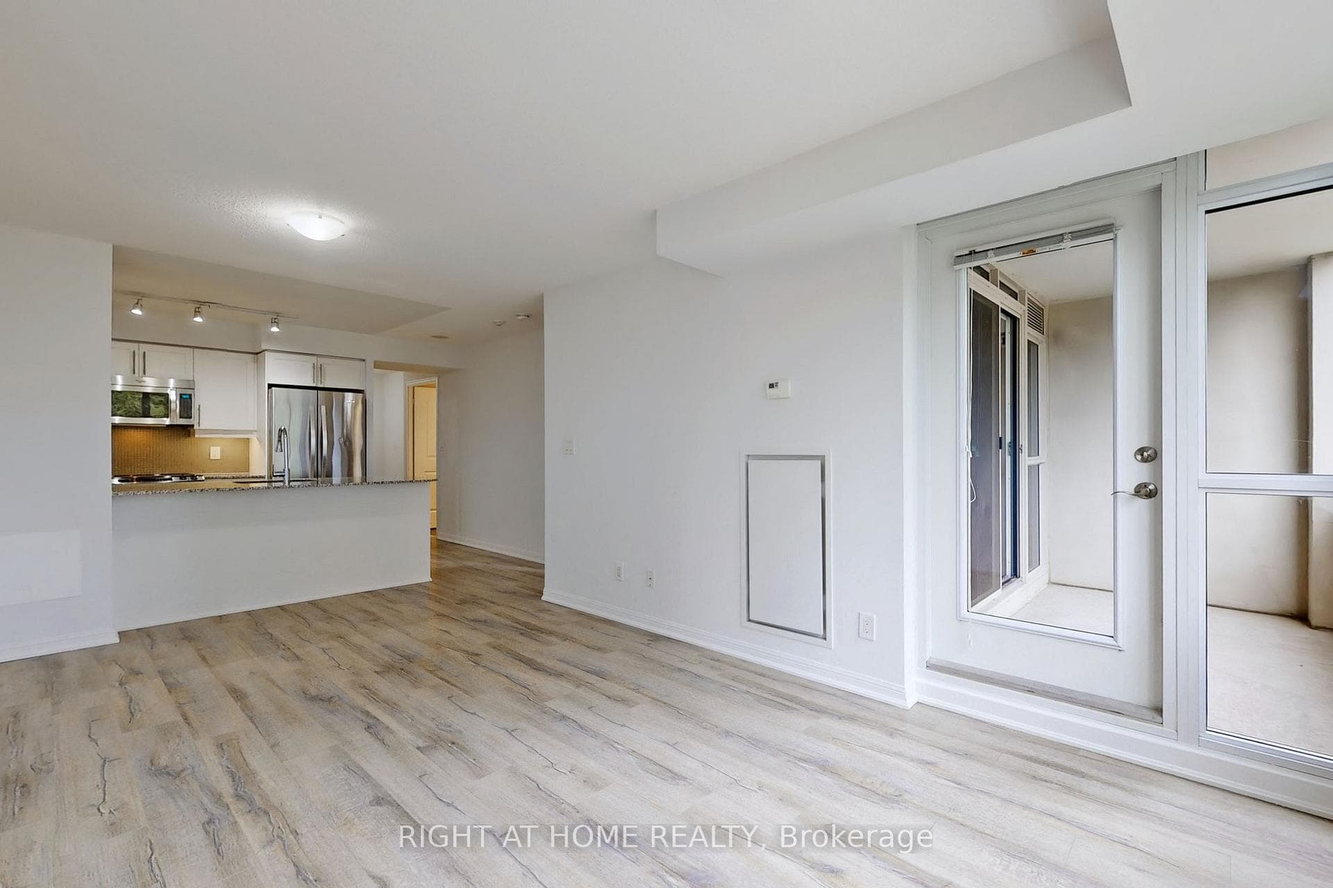 35 Bastion Street Unit 512 photo 8