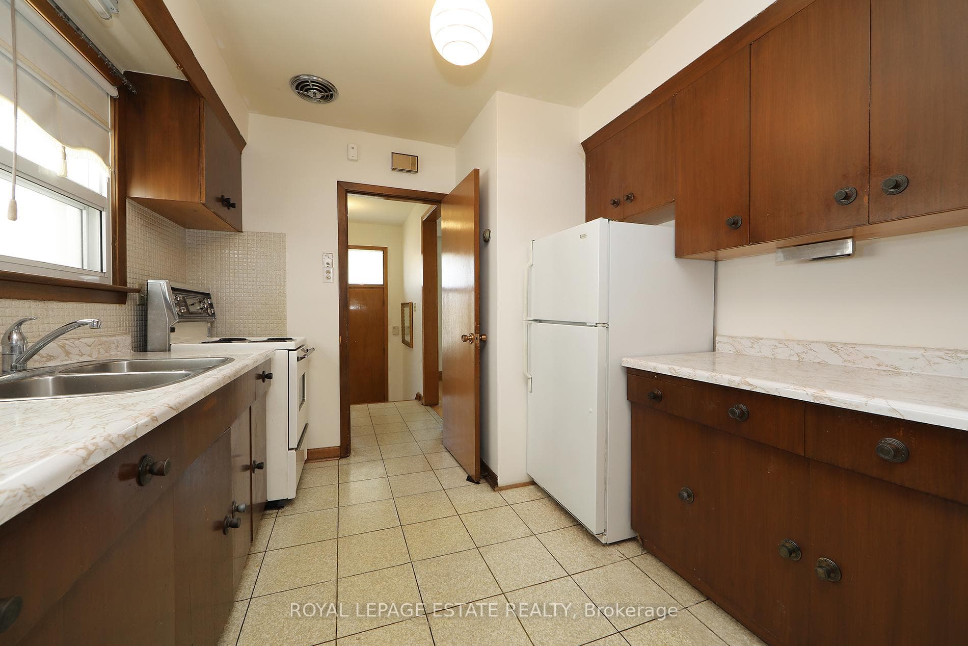 223 Rosemount Avenue photo 9