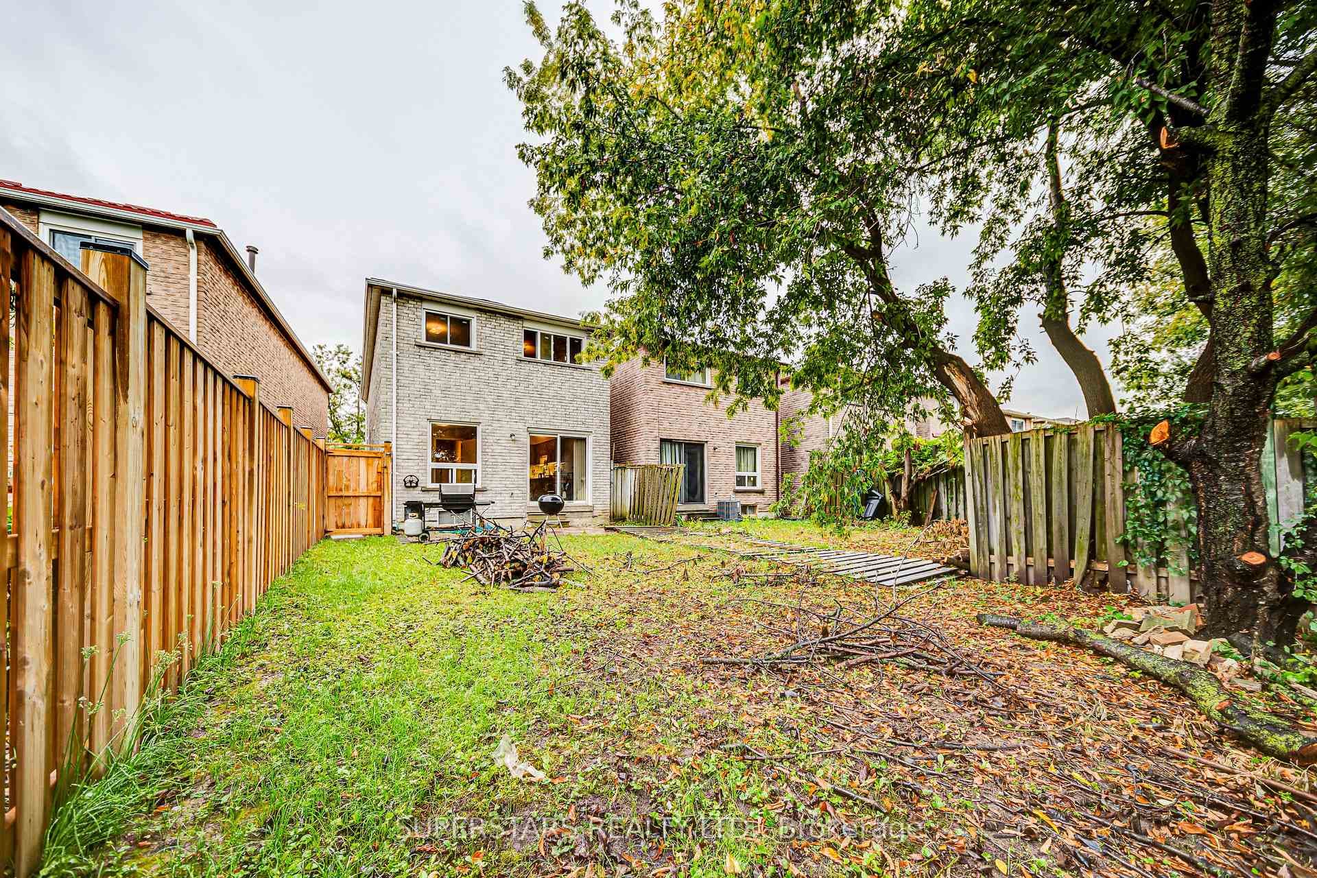 129 Stirling Crescent photo 32