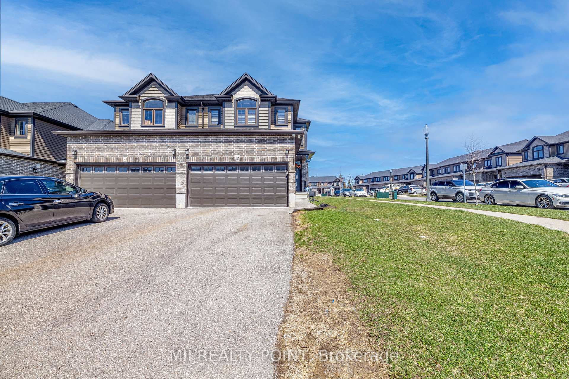 145 Links Crescent photo 1