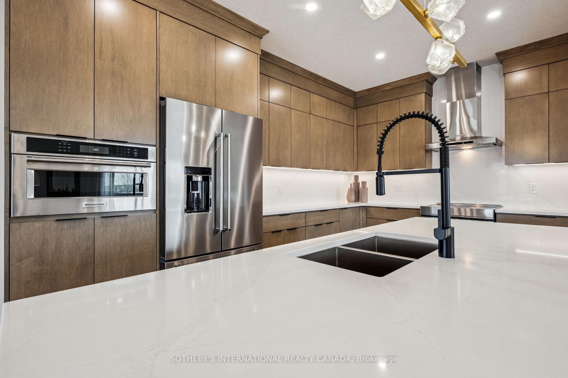 629 Anton Crescent photo 13