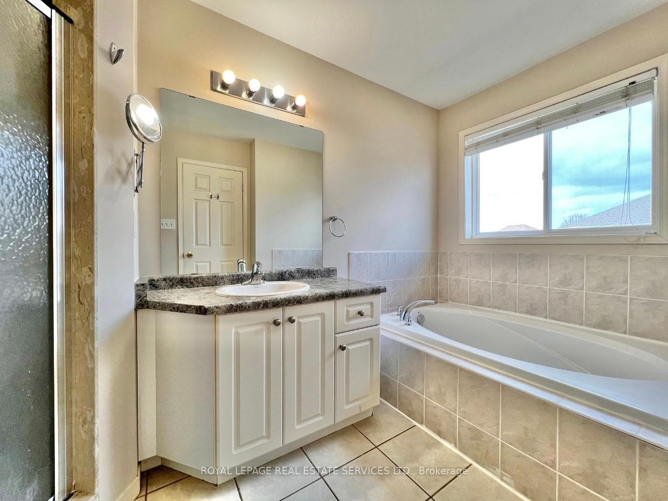 Primary Bathroom (4 pc)
