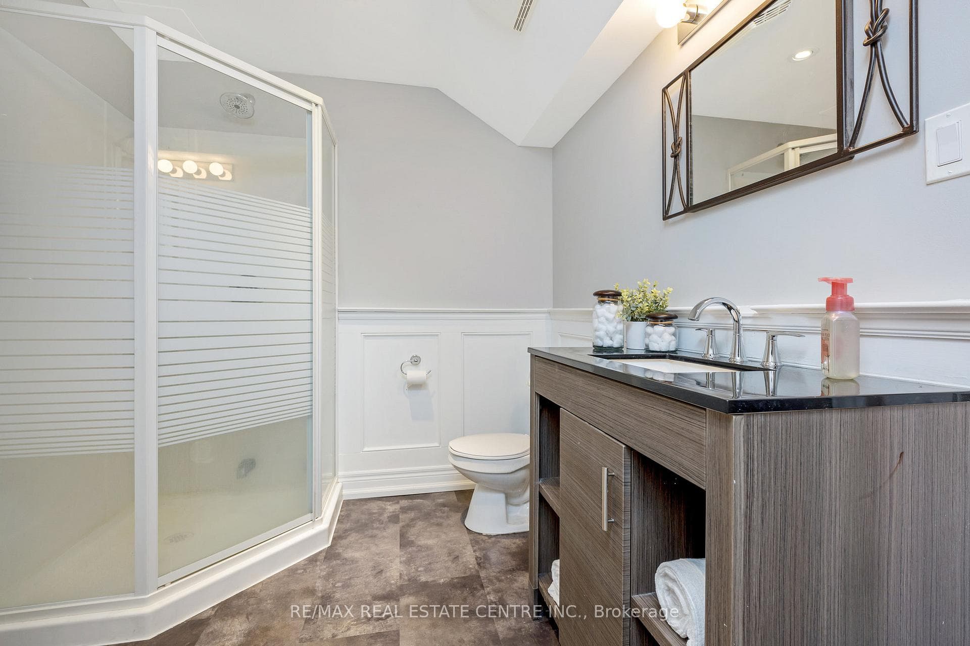 1035 Donnelly Street photo 32