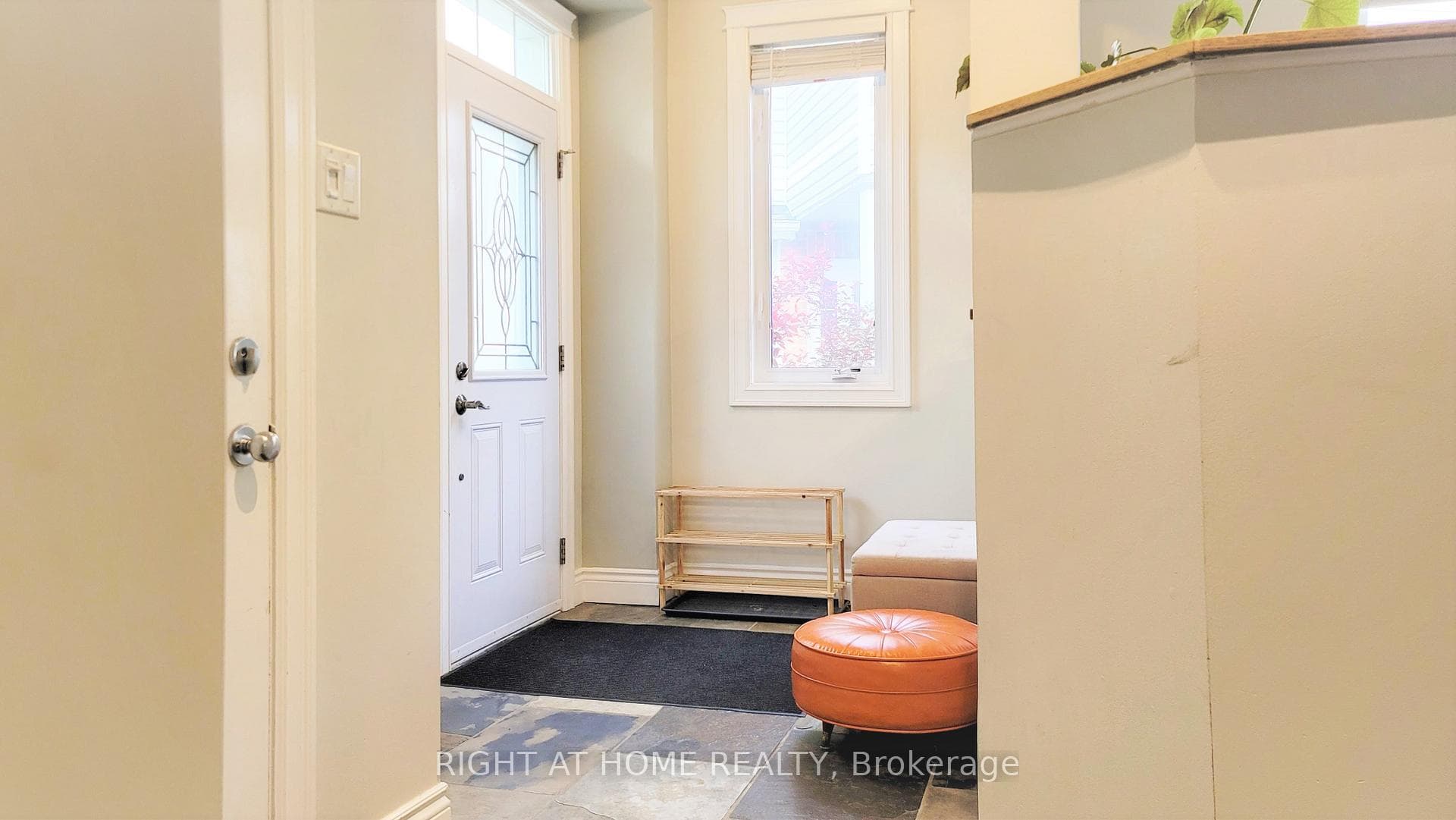 542 Aberfoyle Circle photo 2