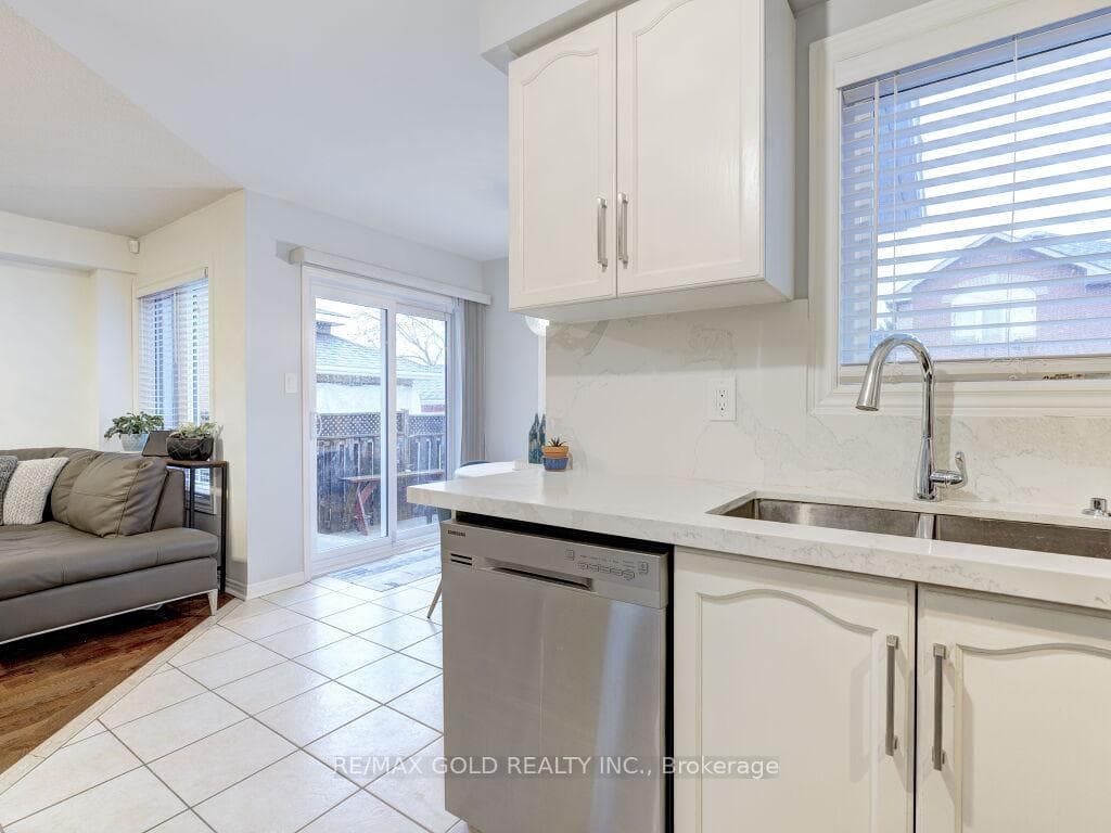 52 Sunley Crescent photo 19