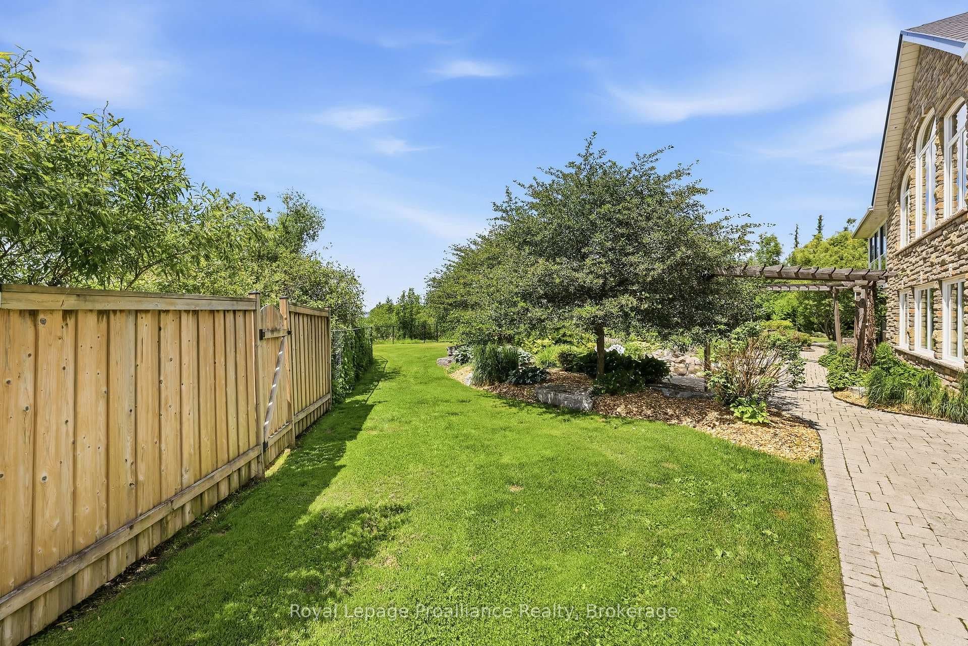 1674 Morris Avenue photo 41