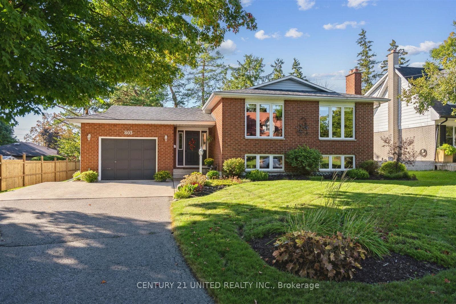 803 Crowley Crescent photo 4