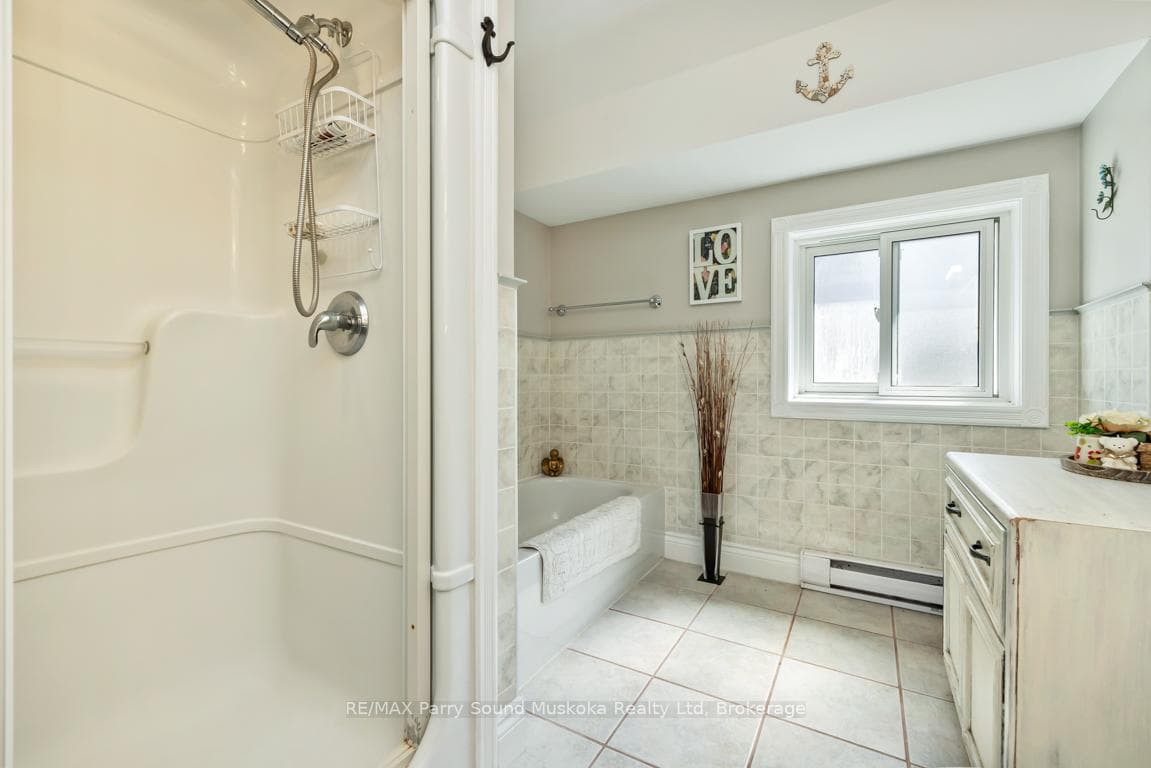 Main floor 4 pc bath