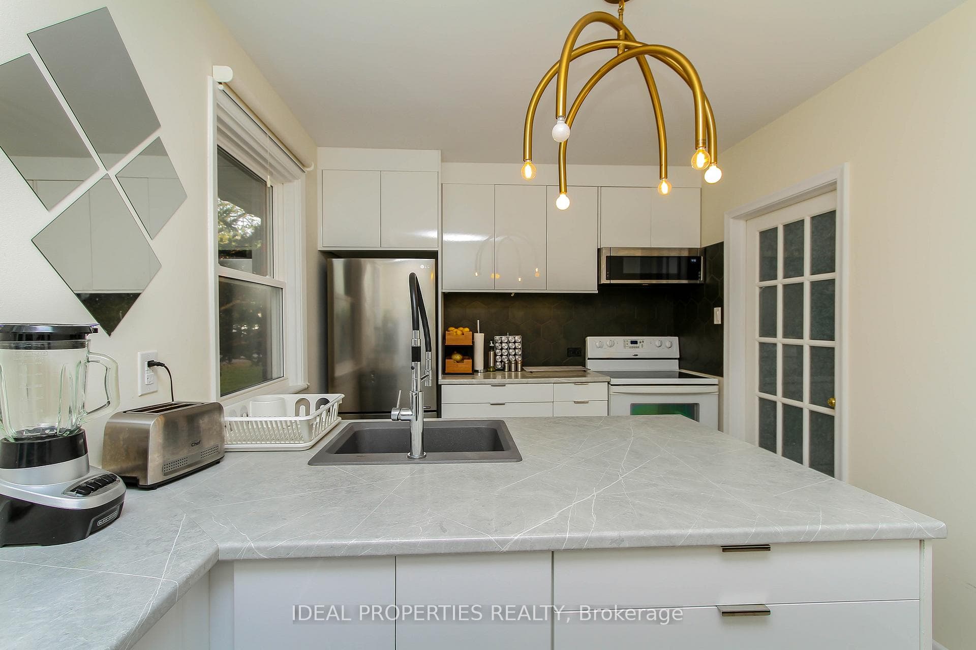 2034 Saunderson Drive Unit A photo 15