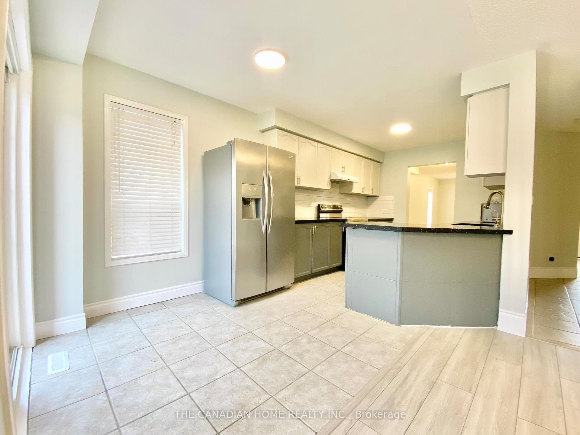 438 Jay Crescent photo 3