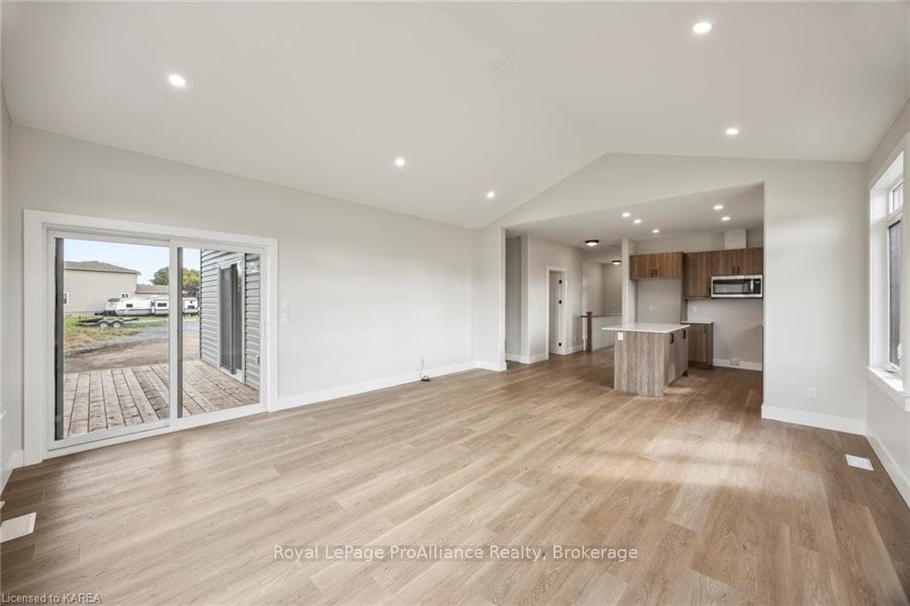 136 MCDONOUGH Crescent photo 25