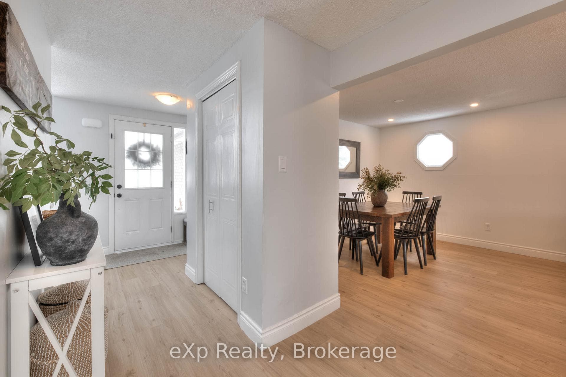 527-A Rosemeadow Crescent photo 8