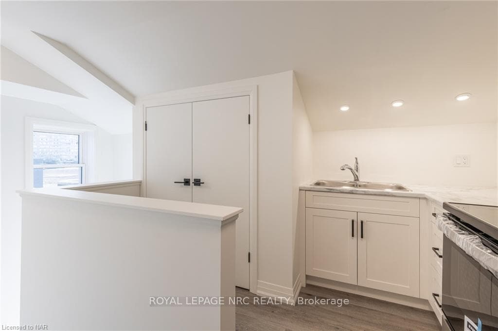 22-24 QUEENSTON Street Unit Upper photo 8