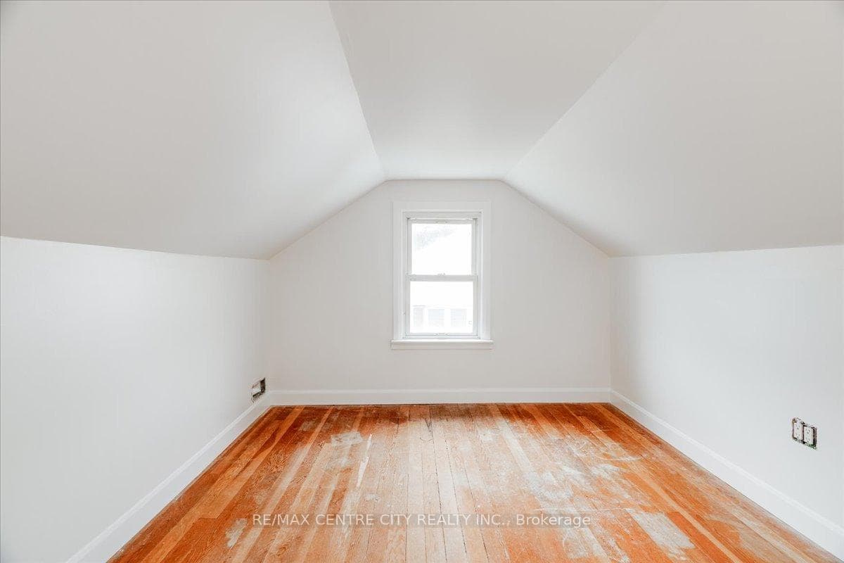 549 Victoria Street photo 23