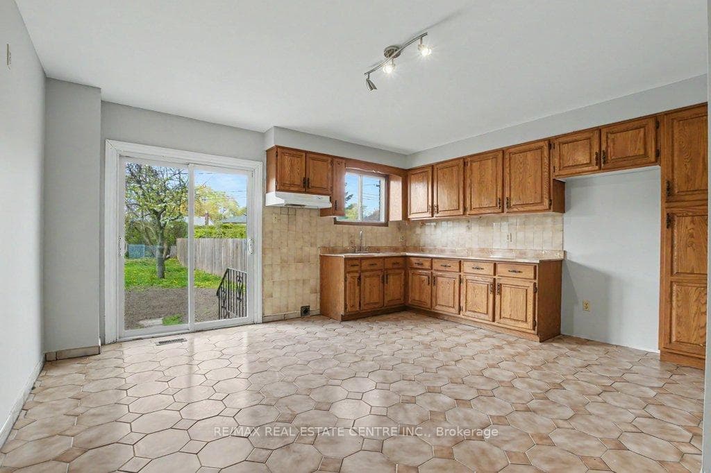273 Elliott Street photo 11