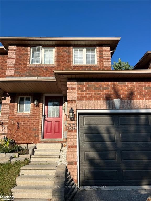 33 COURTNEY Crescent photo 1
