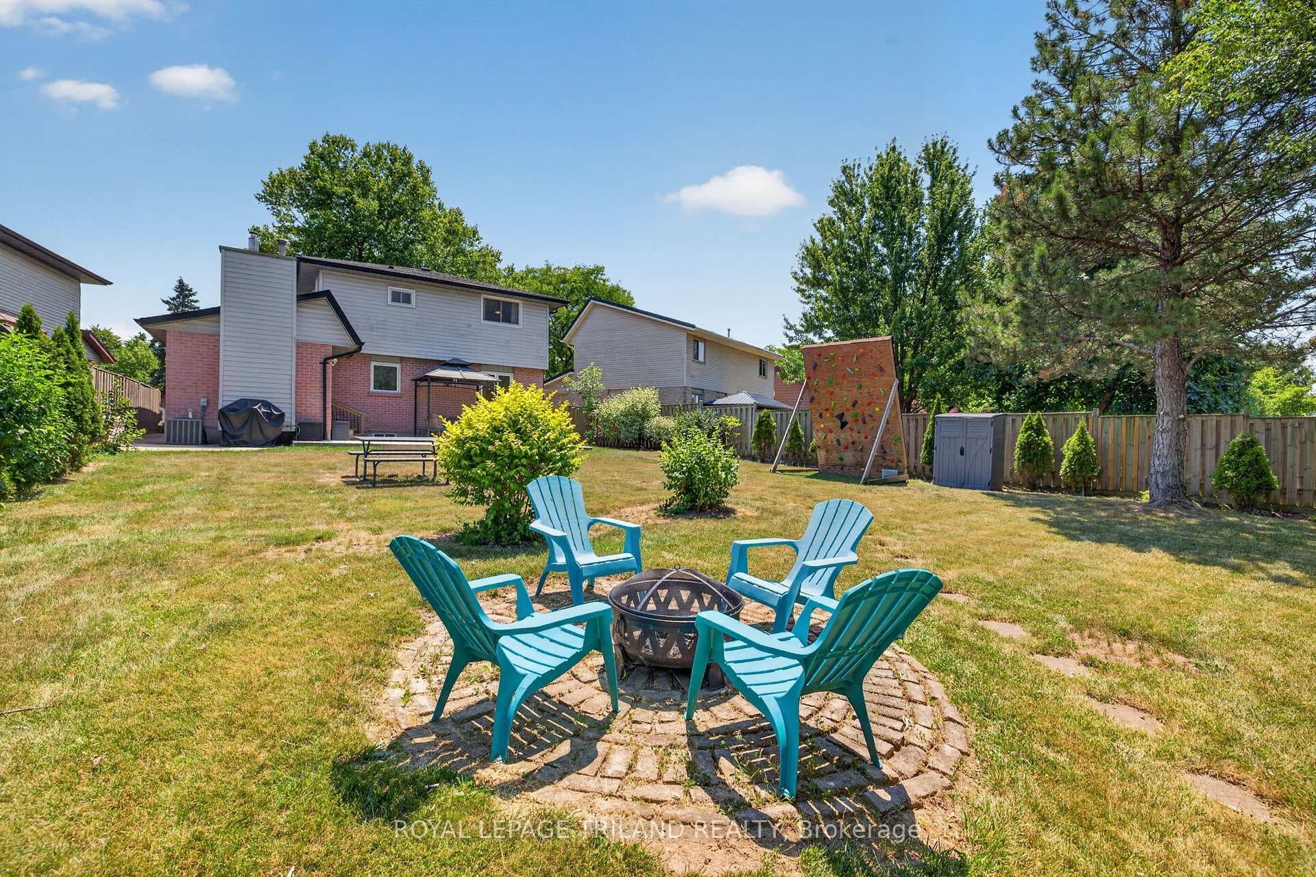 1077 MAHOGANY Crescent photo 37