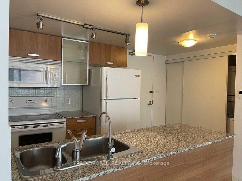 37 Grosvenor Street Unit 504 photo 2