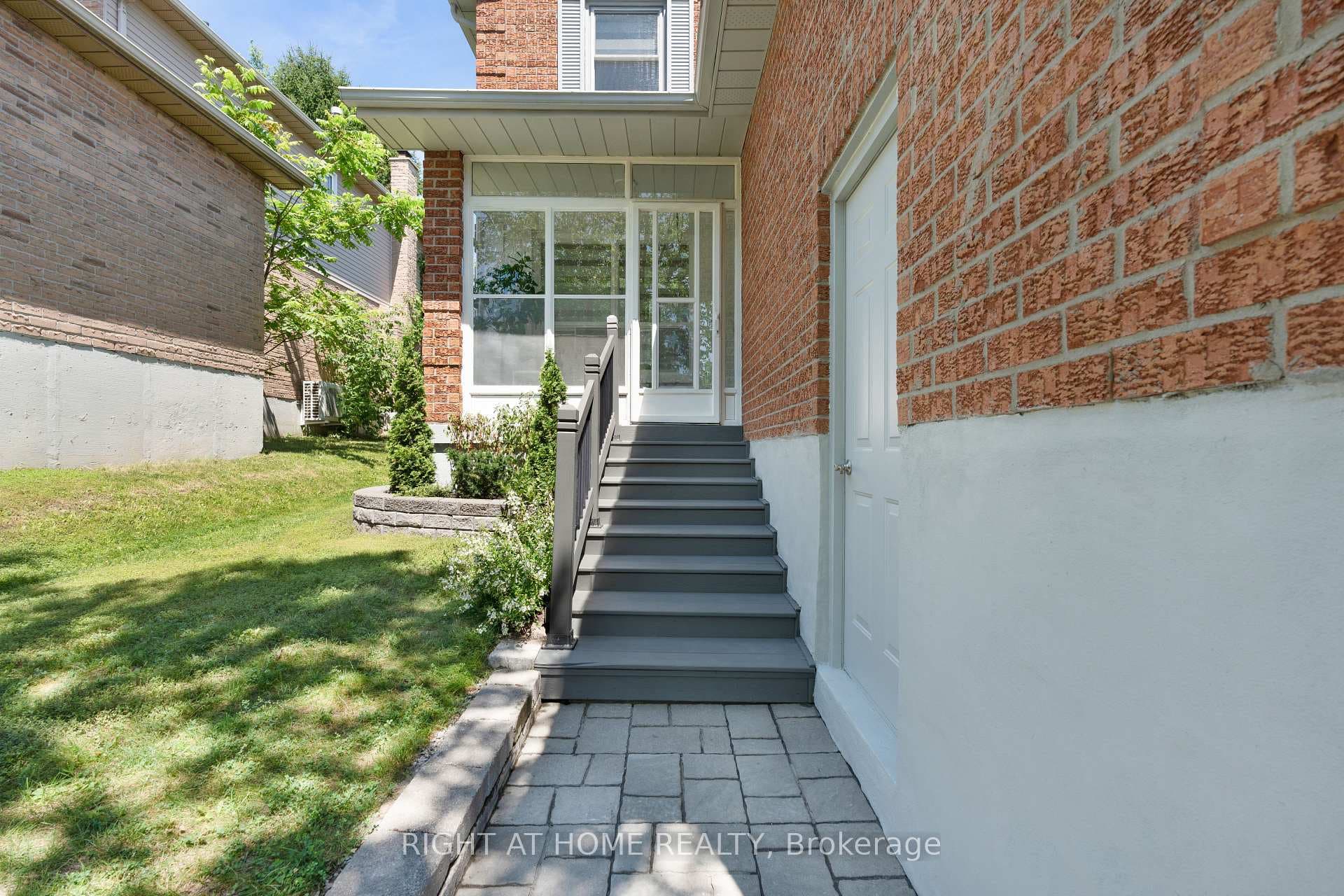 229 Billings Crescent photo 2