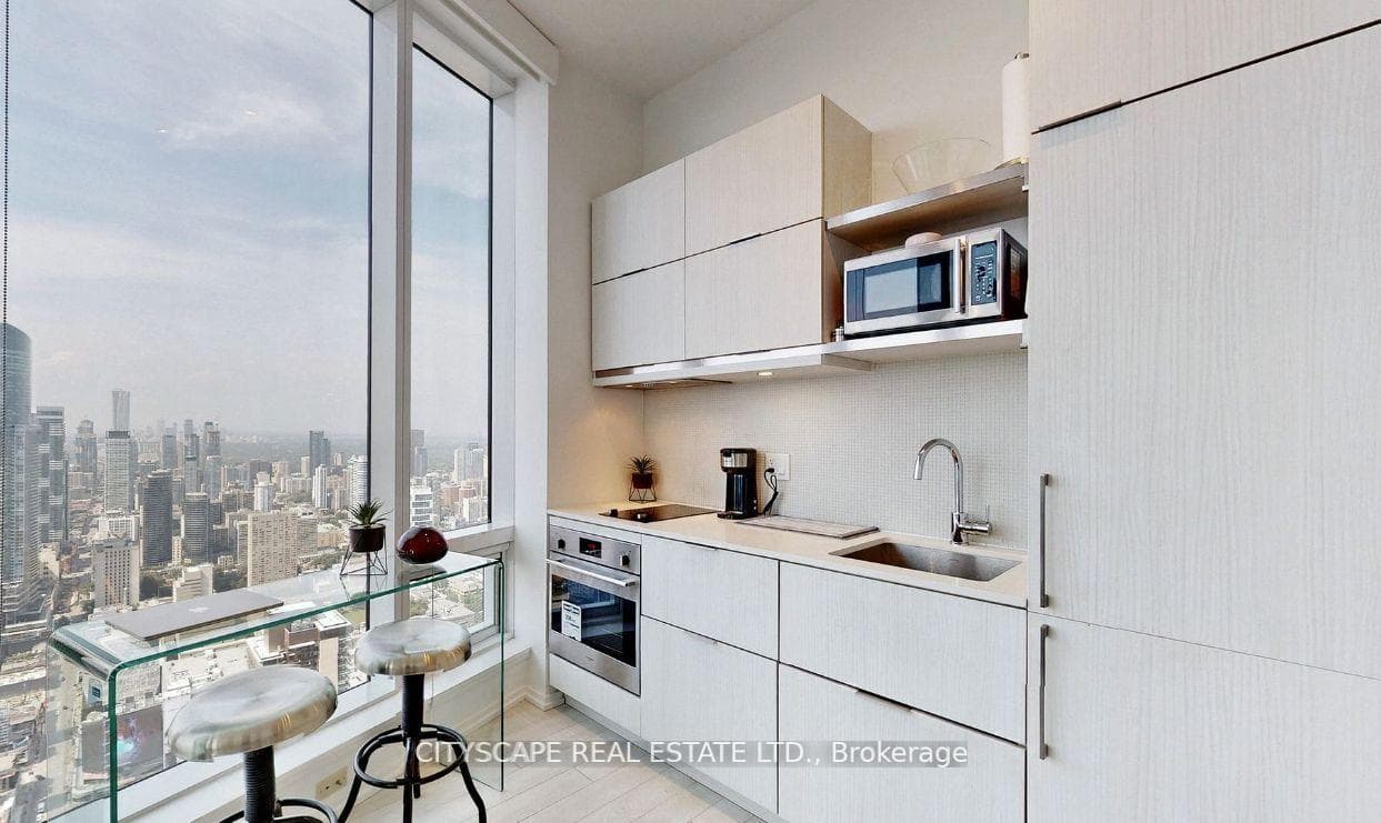 197 Yonge Street Unit 4012 photo 3