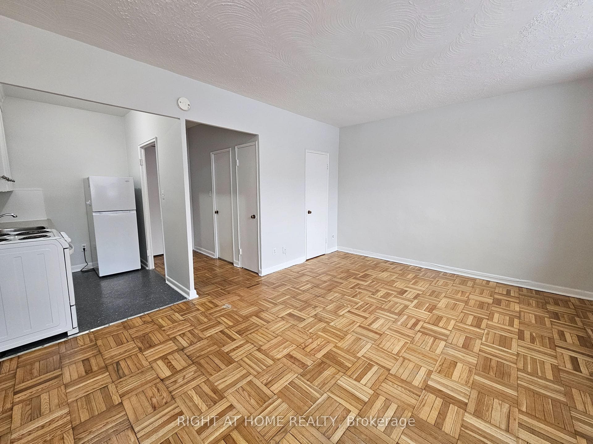 20 Cosburn Avenue Unit 101 photo 12