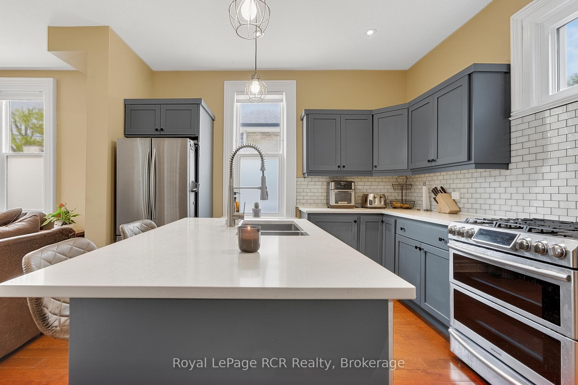 236 Andrew Street photo 9