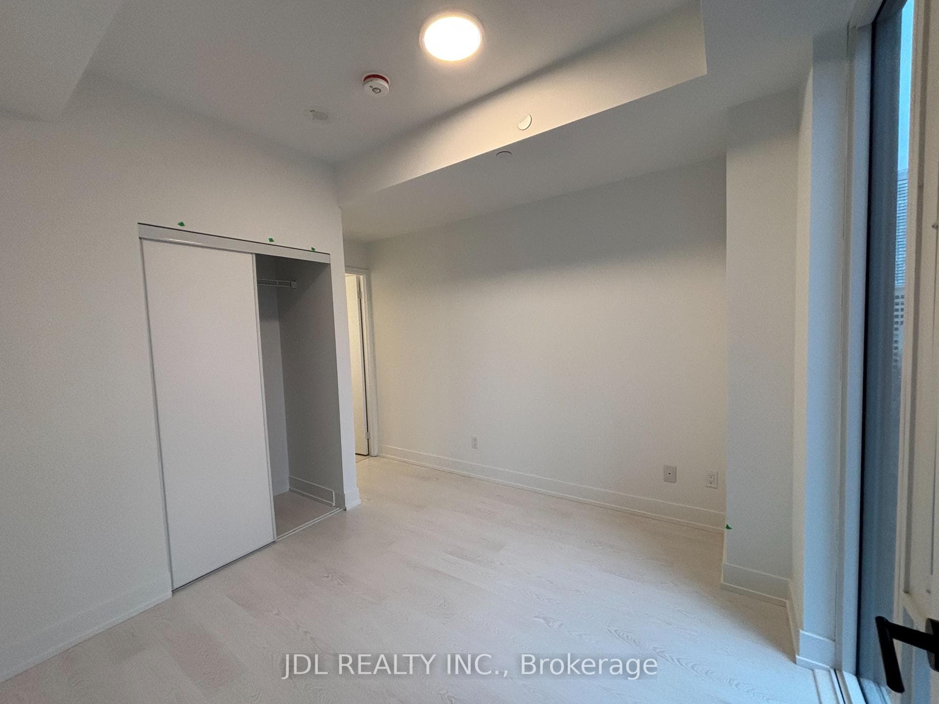 308 Jarvis Street Unit 817 photo 3
