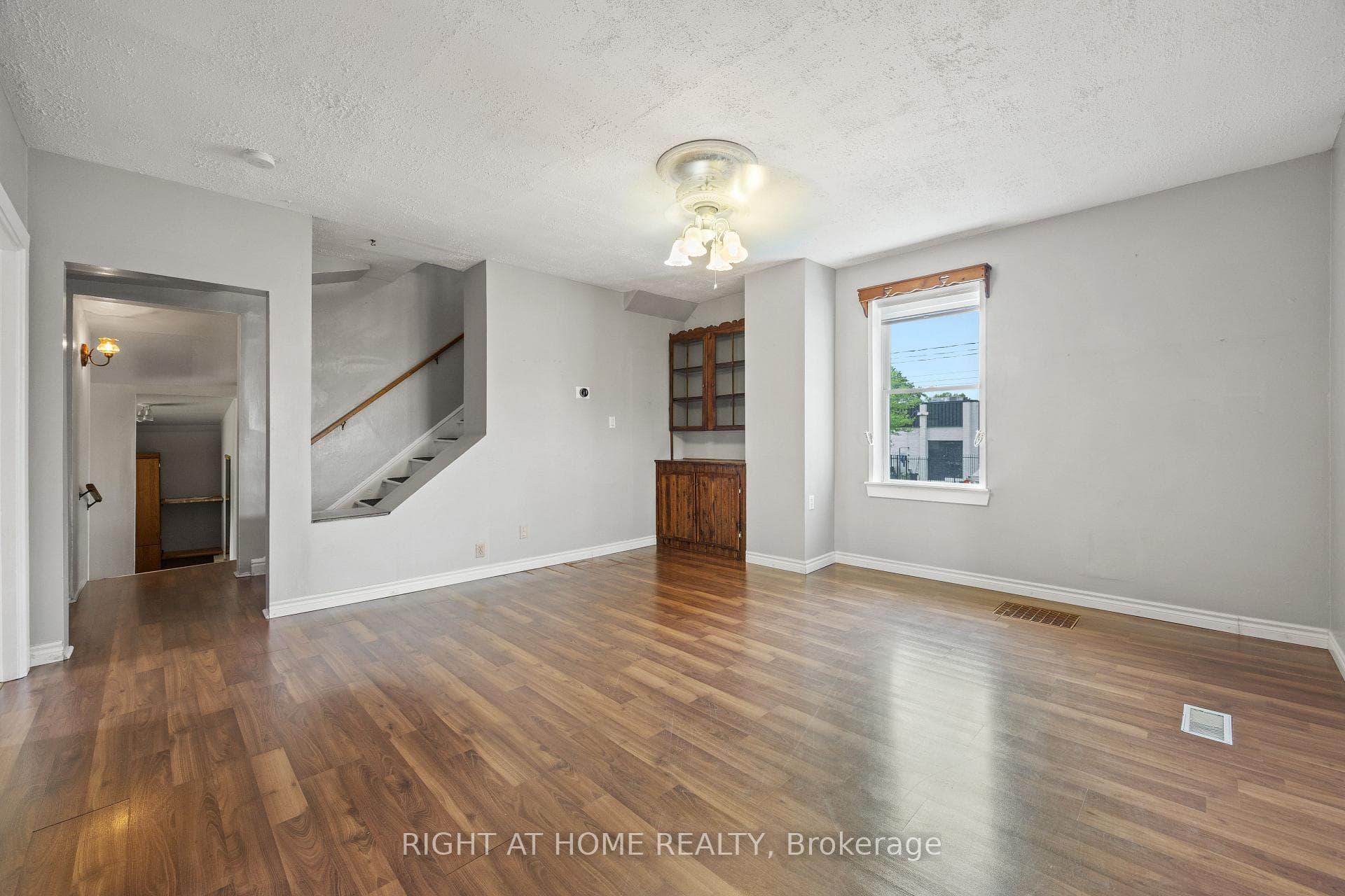 221 Samuelson Street photo 12