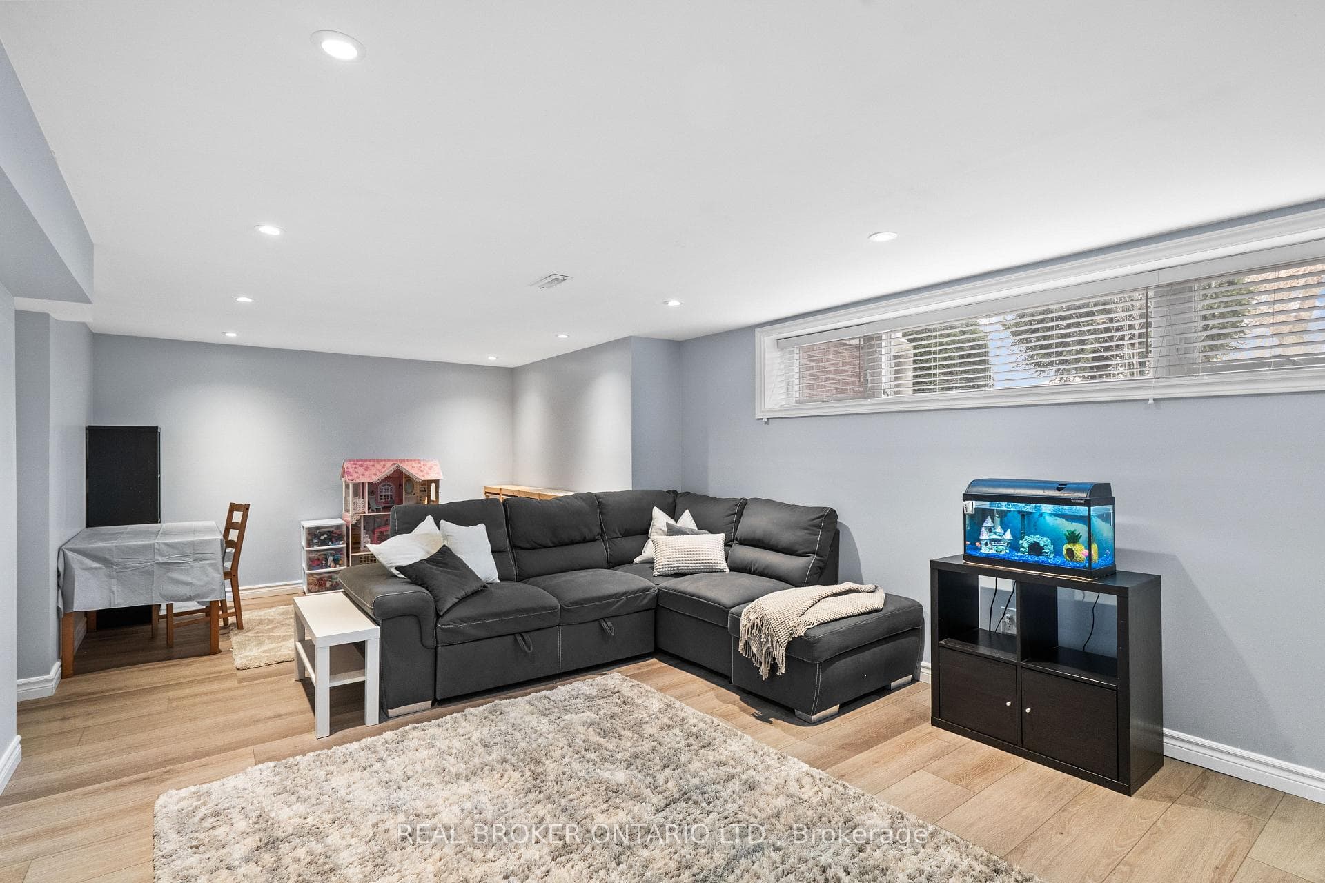 21 Decarie Circle photo 25