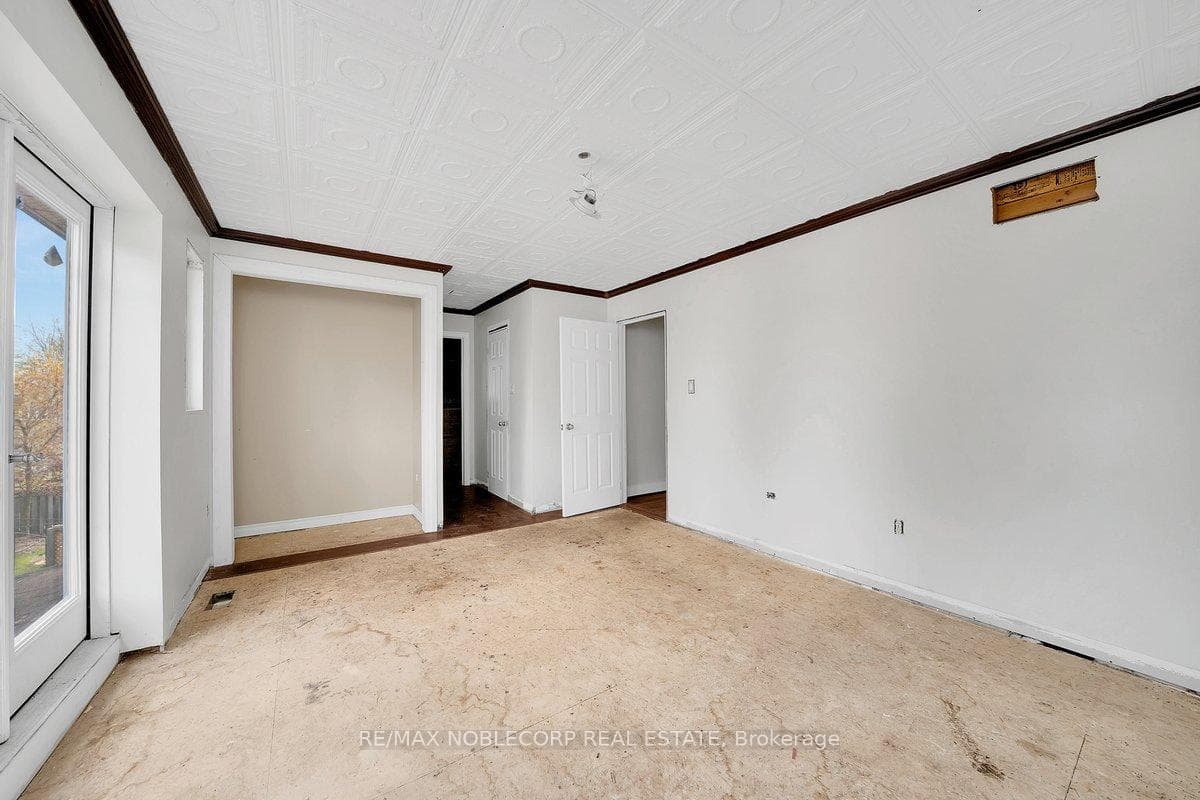66 Stoneybrook Crescent photo 25