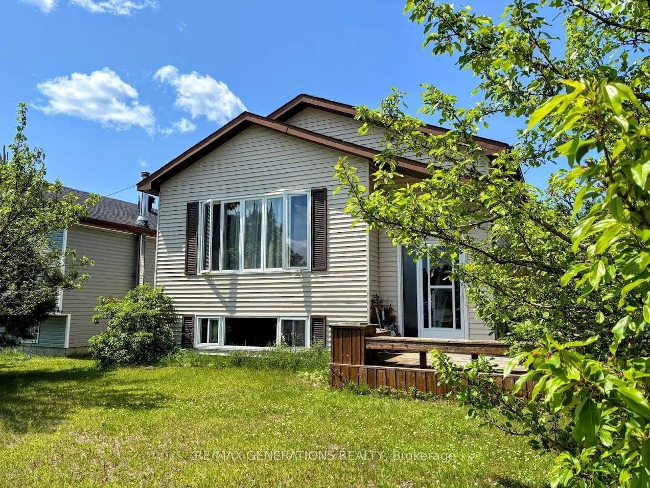 18 Hemlo Drive photo 1