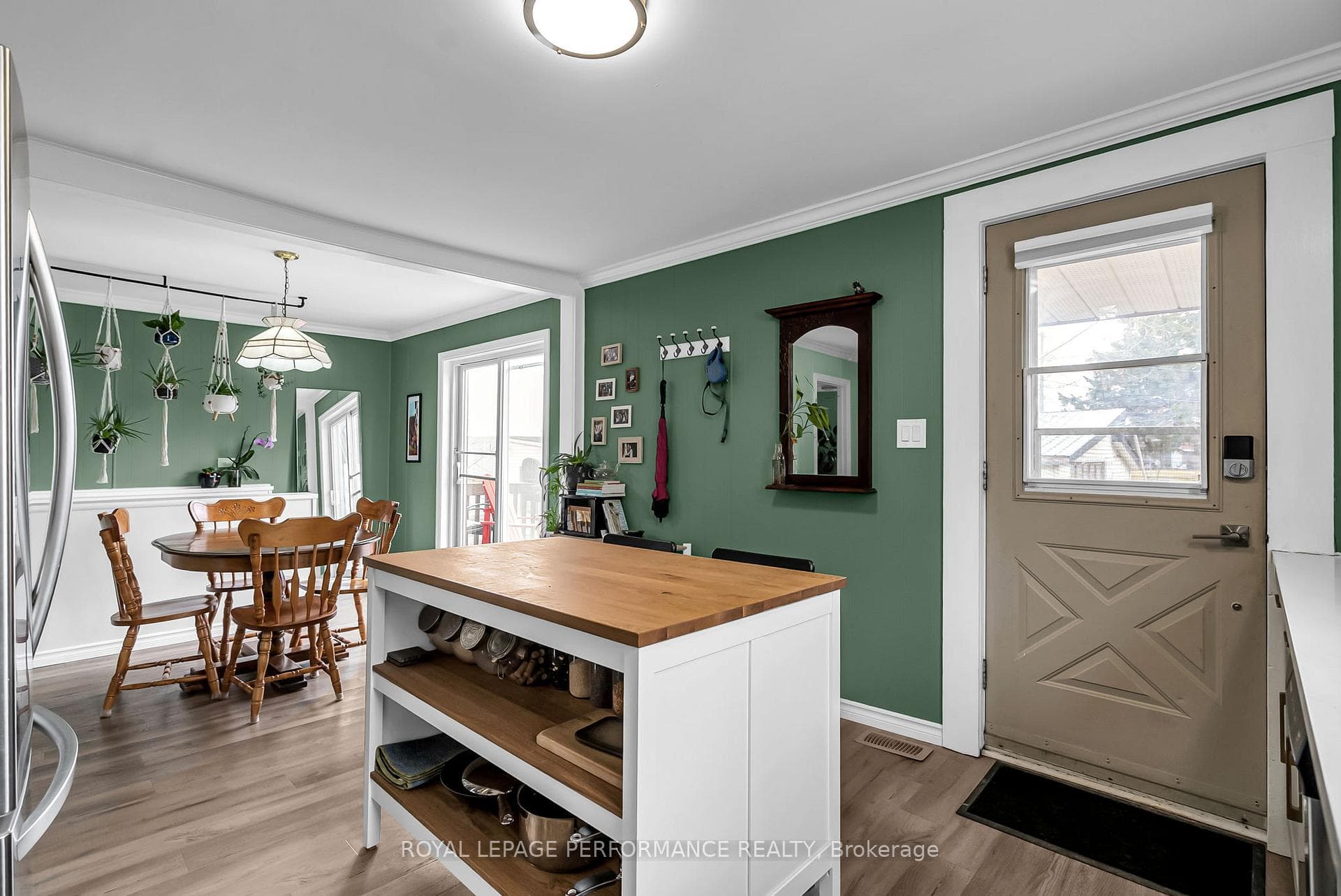 40 Cartier Avenue photo 22