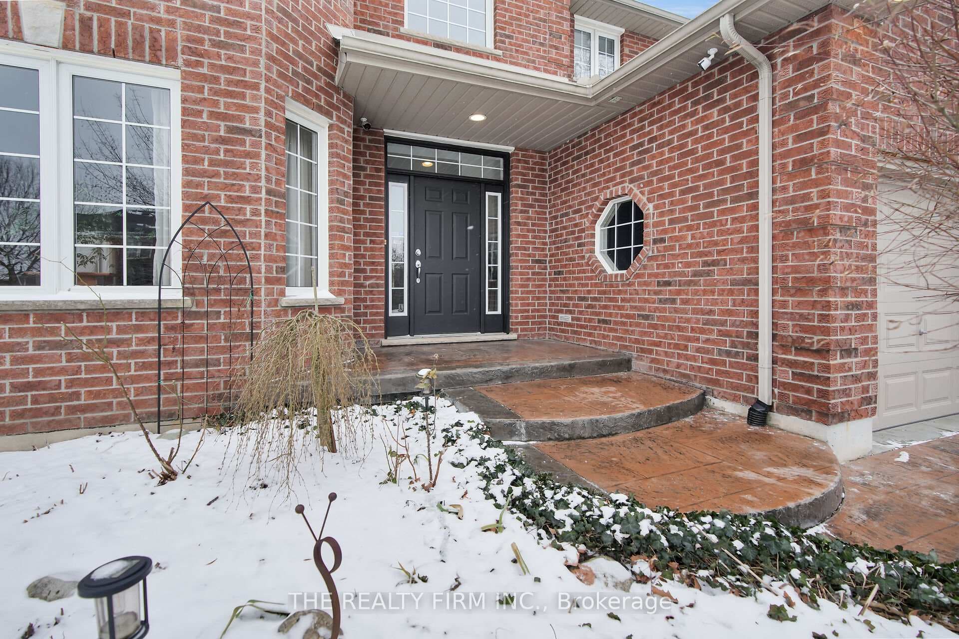 1162 Thornley Street photo 2