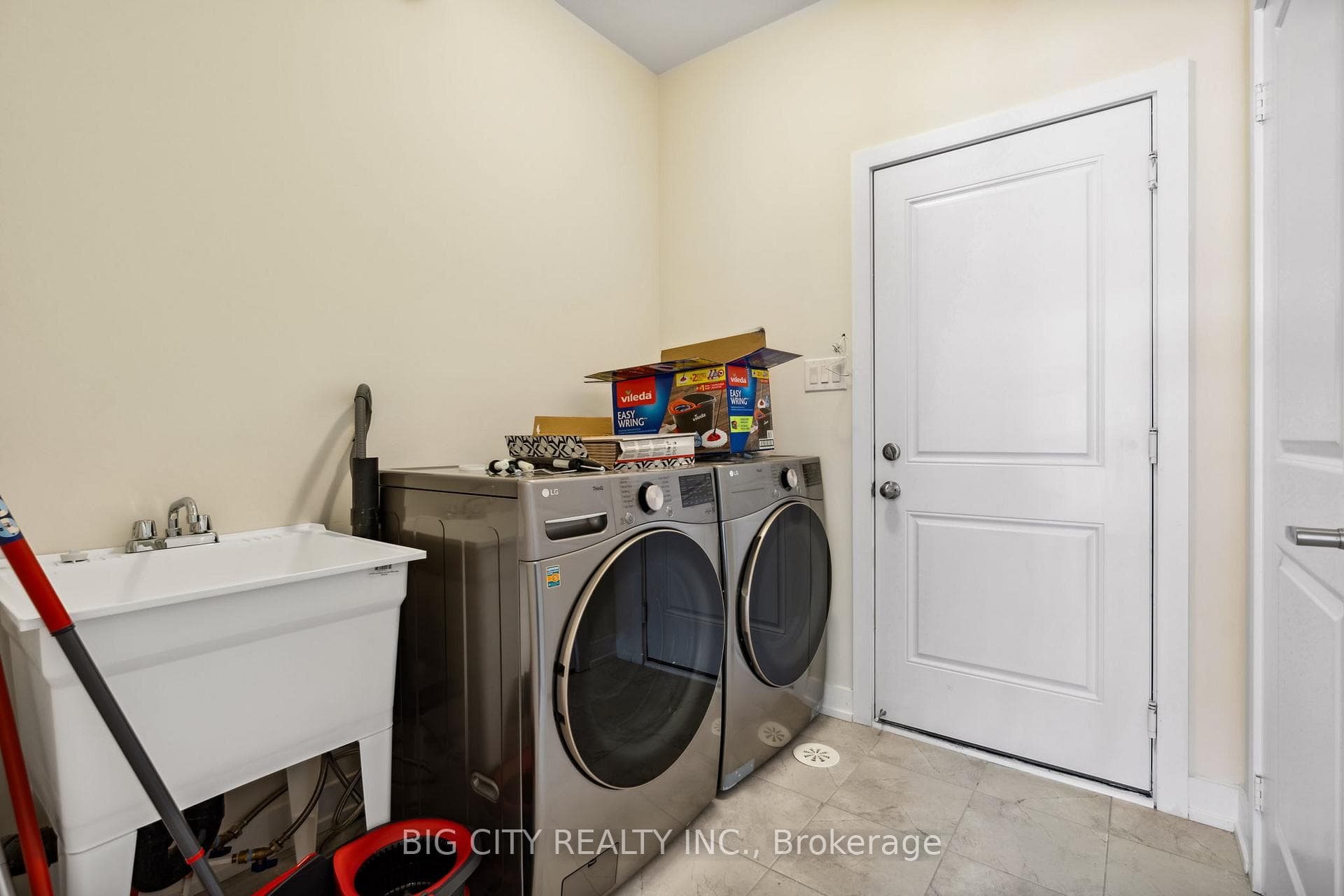 101 Stauffer Crescent photo 18